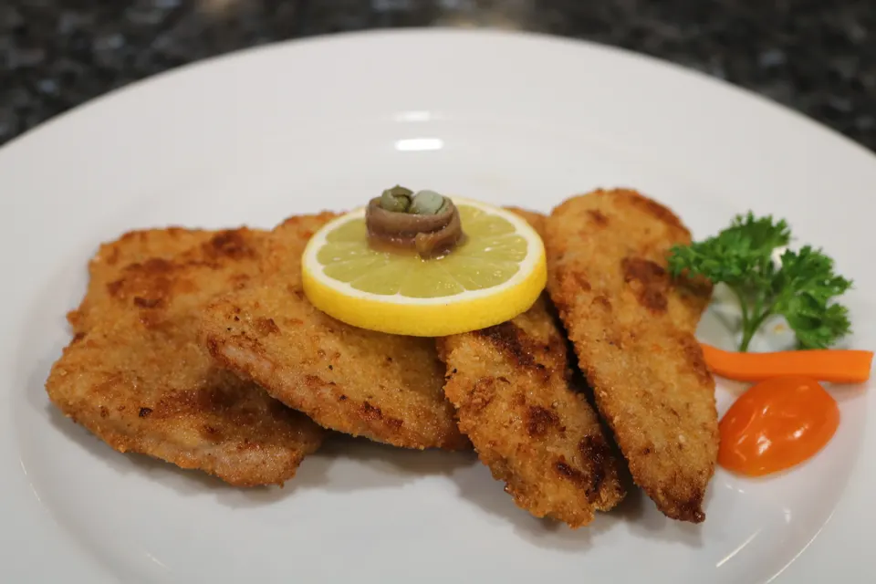 Breaded escalopes with lemon