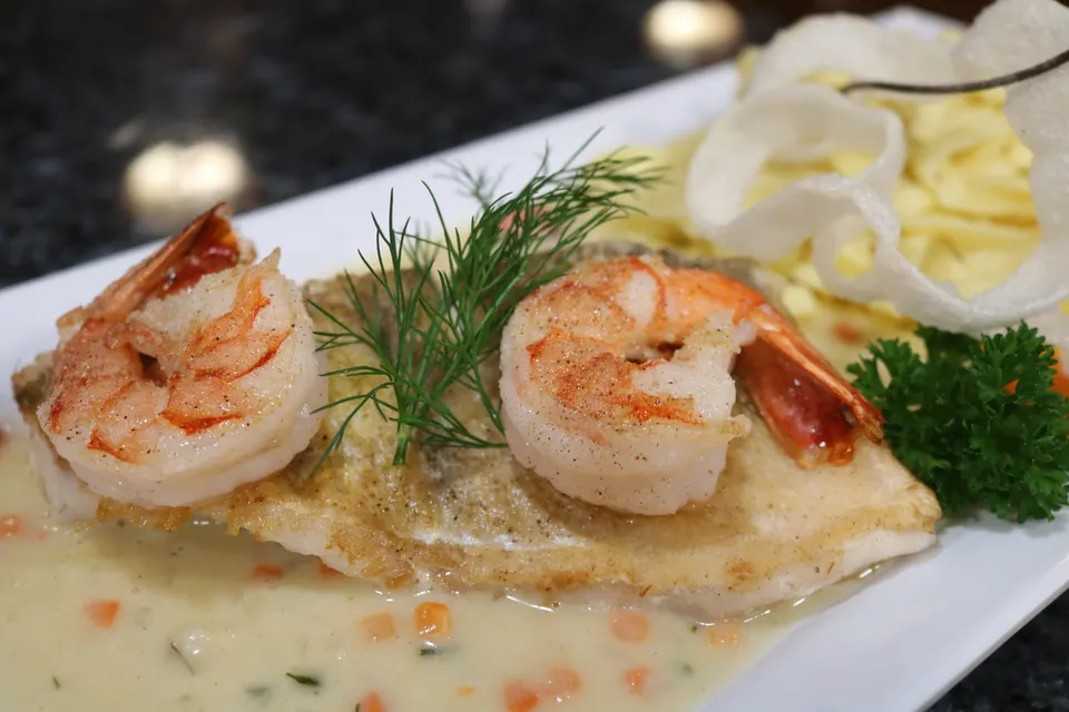 Fish fillet with prawns
