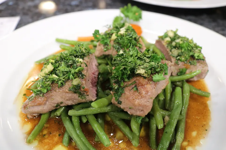 Pork medallions with green beans