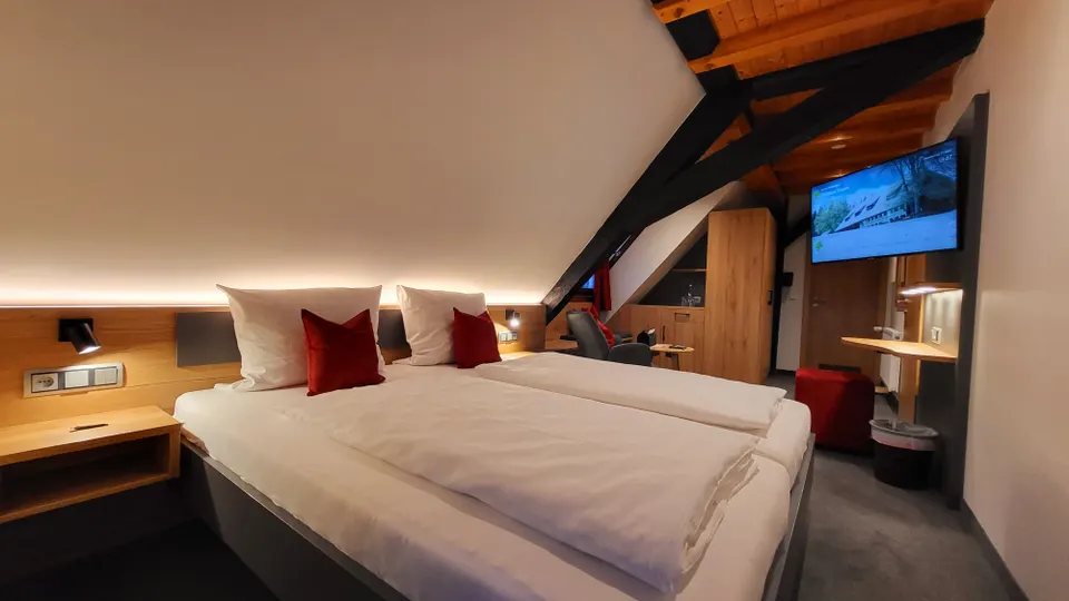 Double room with wood-beamed ceiling