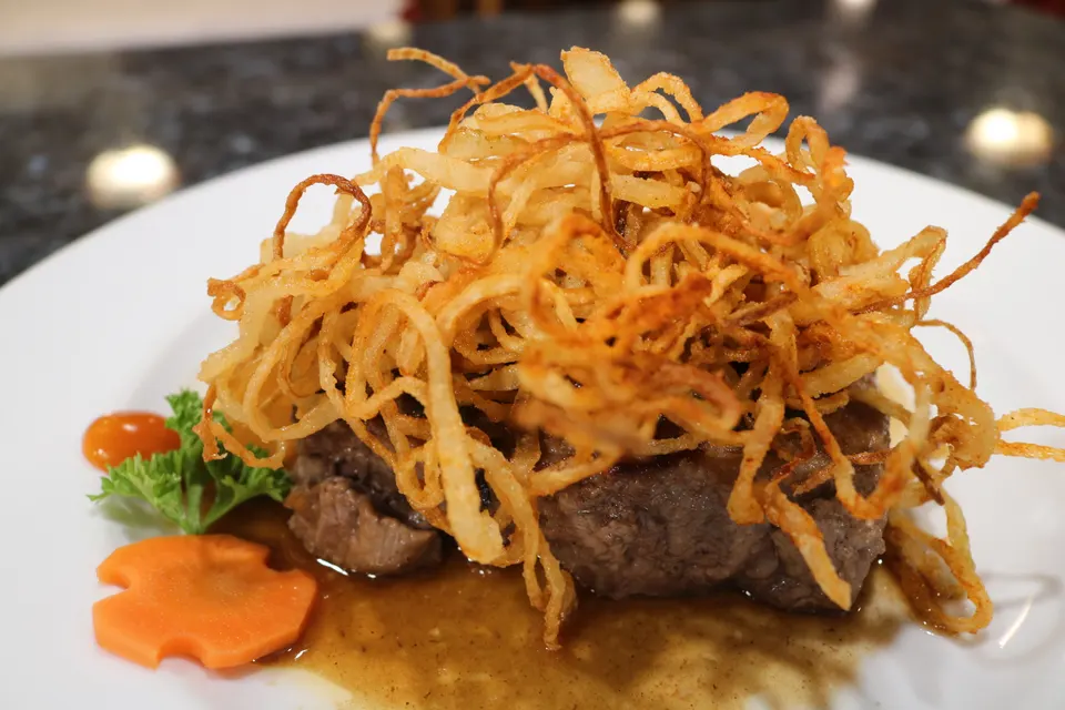 Steak with crispy onions
